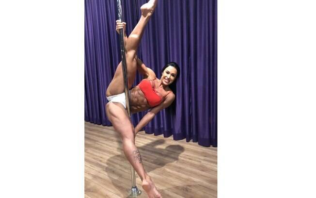 Gracyanne Barbosa ousa me nova posição no pole dance e compartilha coreografia nas redes sociais 