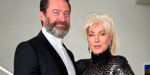 Hugh Jackman deixa Brasil, mas leva filtro de barro que ganhou no país: 'Obrigado'