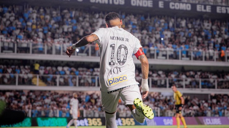 Comentarista condena jogador por entrada em Neymar: "Bandido"