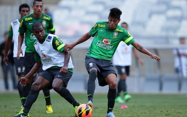 O atacante Leandro, do palmeiras, participa do treino da seleção, no Mineirão