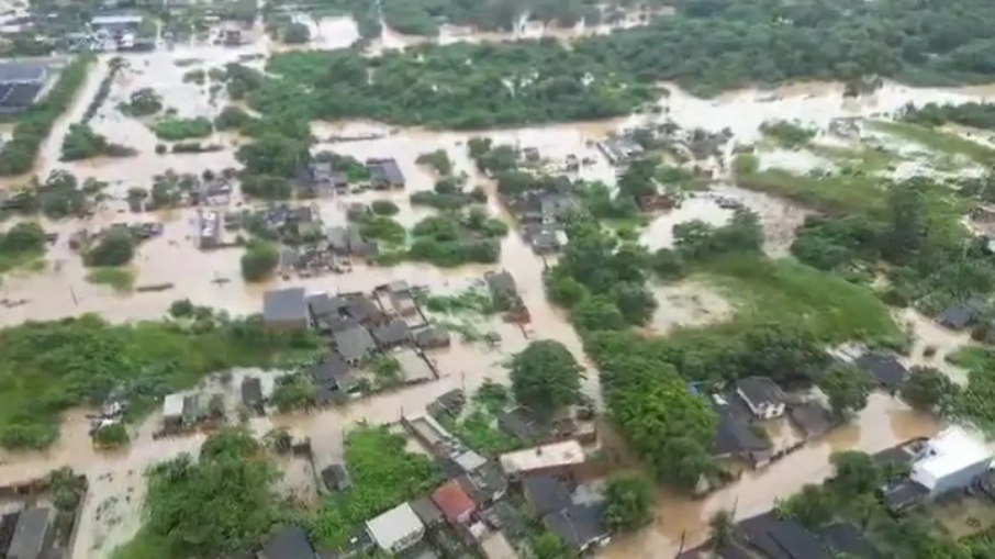 Chuva em Peruíbe chega a 283 mm em 48 horas e alaga ruas e casas