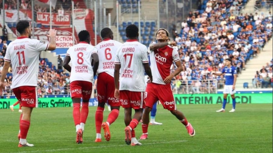 Paris Brunner comemora gol contra o Strasbourg com gesto de 'cortar o pescoço' em direção aos torcedores adversários