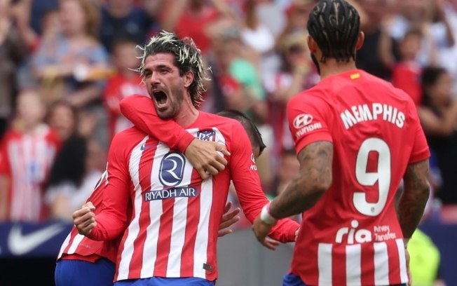 Rodrigo de Paul (C) comemora com os companheiros após marcar o gol da vitória do Atlético de Madrid sobre o Celta por 1 a 0 neste domingo, pelo Campeoanto Espanhol