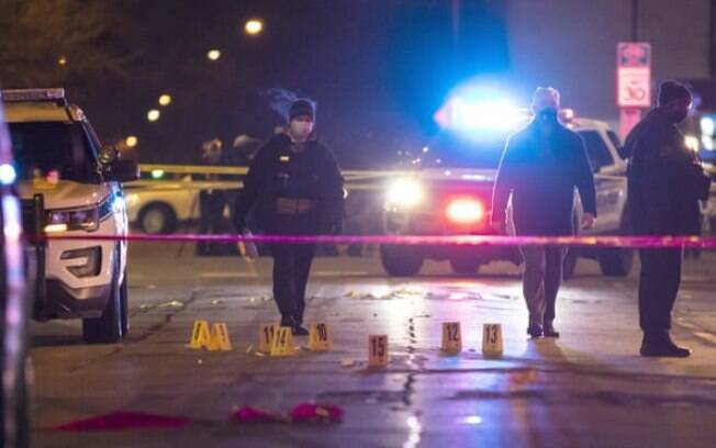 Policiais de Chicago e Evanston investigam uma cena de crime na noite de sábado