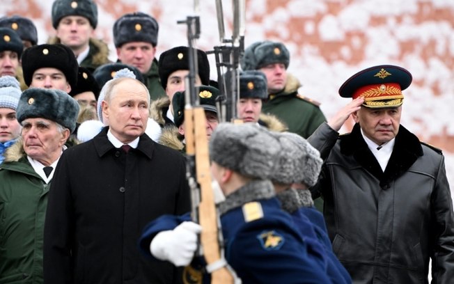 Foto divulgada pela agência estatal russa Sputnik, mostra o presidente russo, Vladimir Putin (E), acompanhado do então ministro da Defesa e atual secretário do Conselho de Segurança russo, Sergei Shoigu, em uma cerimônia no Dia do Defensor da Pátria em Moscou, em 23 de fevereiro de 2024
