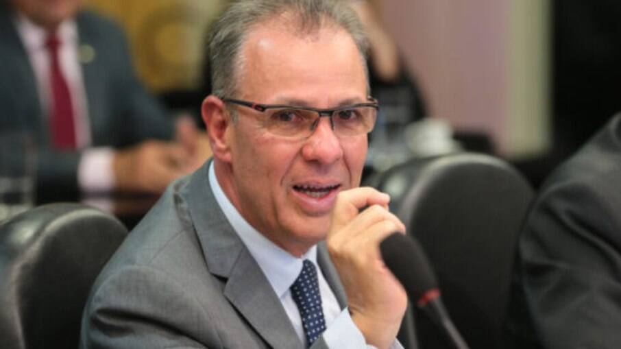 Bento Albuquerque, ministro do gabinete original de Bolsonaro, foi exonerado nesta quarta-feira (11)