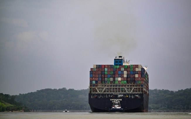 (14 mai) Navio se desloca pelo lago Gatún, no Panamá