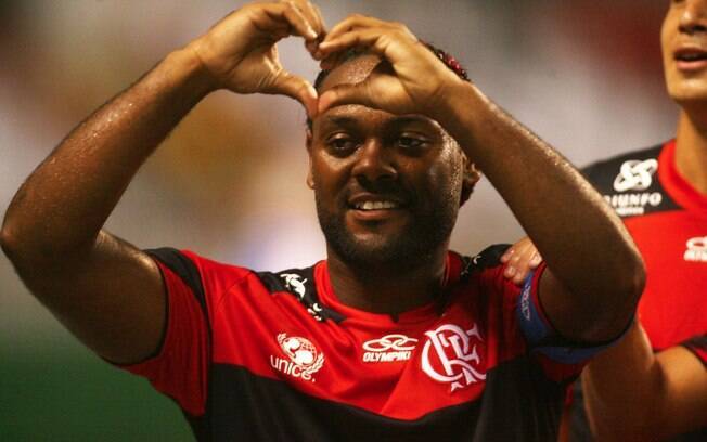 Vagner Love comemora gol no pelo Flamengo
