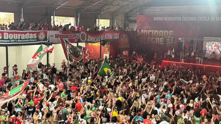 Quadra da Mocidade Alegre comemora vitória