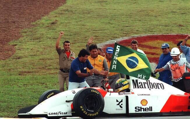 Ayrton Senna comemora a vitória do GP Brasil de 1993