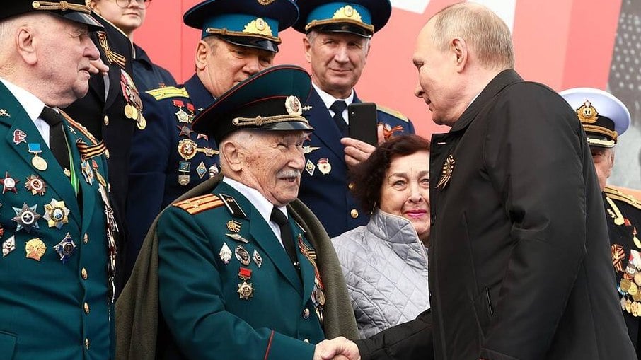 O presidente da Rússia, Vladimir Putin, cumprimenta presentes no evento
