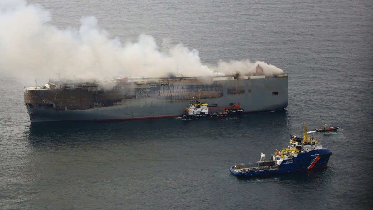 Incêndio em navio com 3 mil carros elétricos paralisa rota no Pacífico Incêndio em navio com 3 mil carros elétricos paralisa rota no Pacífico