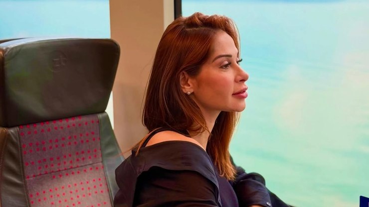 Ma%C3%ADra%20Cardi%20aprende%2C%20na%20pr%C3%A1tica%2C%20que%20obra%20bonita%20tamb%C3%A9m%20d%C3%A1%20dor%20de%20cabe%C3%A7a