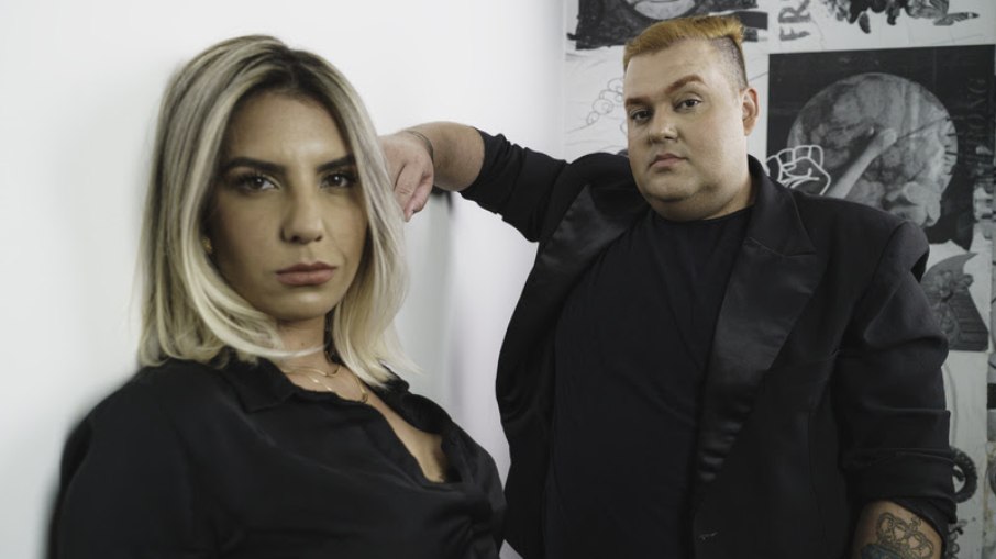 Thaynara Carvalho anuncia Juliano Maximiano como sócio da TC Agency. Juntos, estão lançando o concurso #SHARE para revelar três tiktokers. Thaynara Carvalho anuncia Juliano Maximiano como sócio da TC Agency. Juntos, estão lançando o concurso #SHARE para revelar três tiktokers.