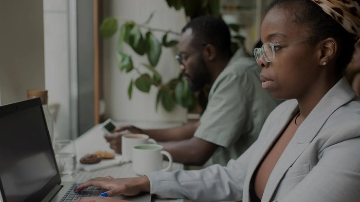 Desigualdade salarial: líderes negros ganham 34% a menos