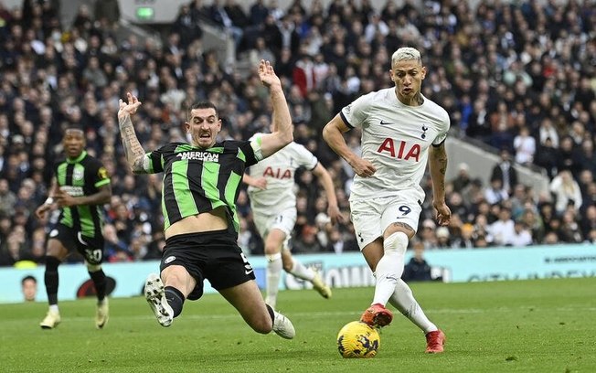 Richarlison em ação com a camisa do Tottenham, da Inglaterra, pela Premier League 