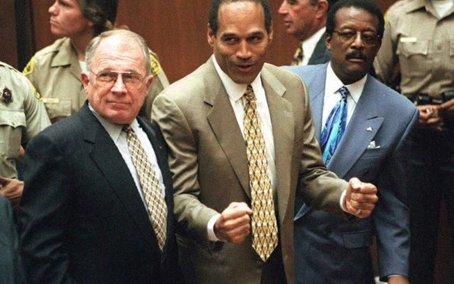 O. J. Simpson (centro), em 3 de outubro de 1995, em um tribunal de Los Angeles