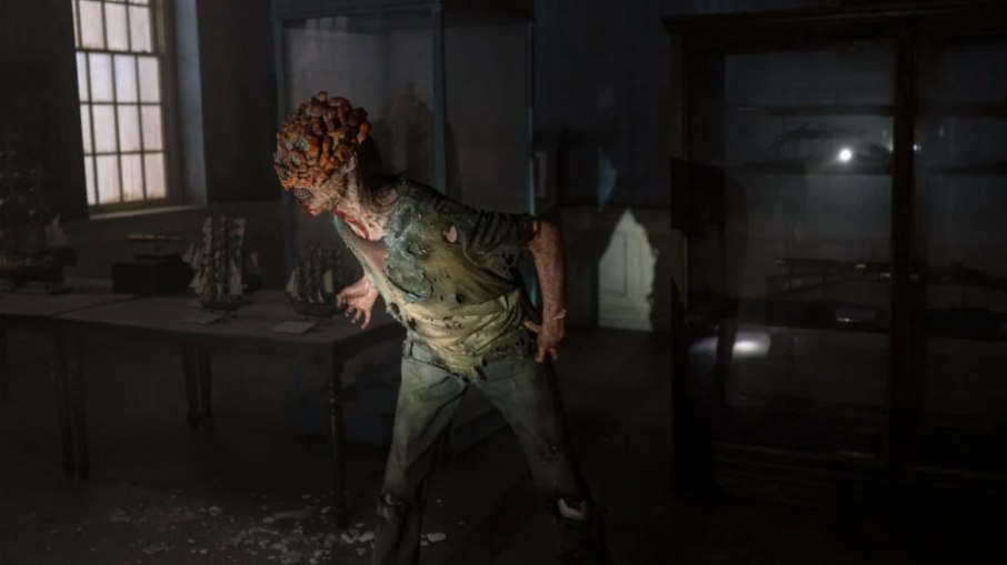 Nesta cena de “The Last Of Us”, da HBO, uma vítima coberta de fungos está em busca de uma presa.