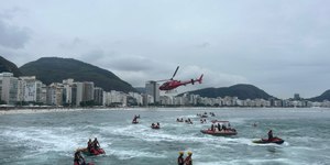 Adolescente de 14 anos desaparece no mar em Copacabana