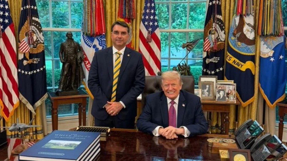 Vira-latismo por foto com Trump mostra quem manda e quem obedece