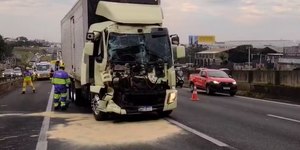 Caminhões batem na Anhanguera e deixam 2 feridos em Sumaré (SP)