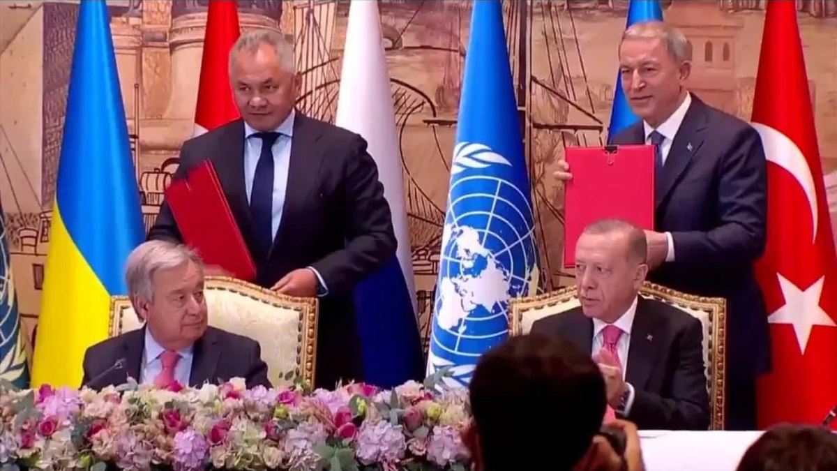O secretário-geral da ONU, Antonio Guterres, o presidente da Turquia, Recep Erdogan, o ministro da Defesa russo, Sergei Shogun, e o ministro da Defesa turco, Hulusi Akar, após a assinatura 