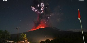 Vulcão na Indonésia lança coluna de cinzas de 10 km; assista