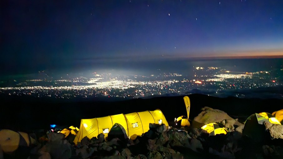Acampamento Barafu e as luzes de Moshi no horizonte