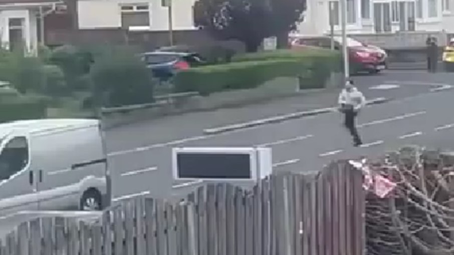 Homem persegue policial com motosserra 