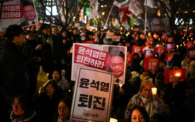 Manifestantes pedem a renúncia do presidente da Coreia do Sul, Yoon Suk Yeol, em Seul