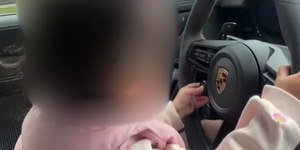 VÍDEO: dono de Porsche dirige a mais de 100 km/h com bebê no colo