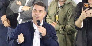 Flávio Bolsonaro acusa CNBB de fake news; entidade rebate