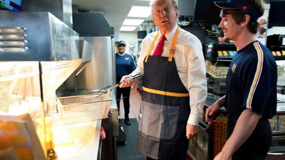 Donald Trump fritou batatas e atendeu pedidos de clientes de uma unidade do McDonald's neste domingo (20