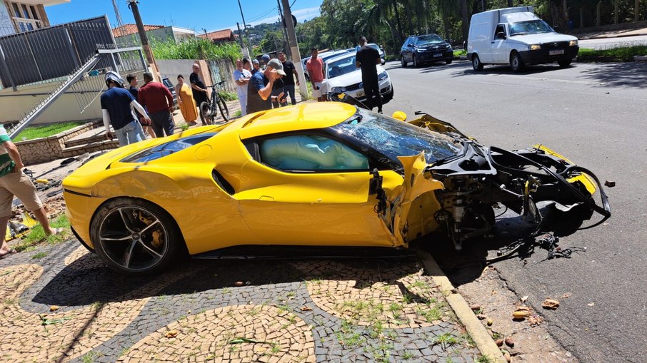 Apesar do impacto violento, o motorista sofreu apenas ferimentos leves