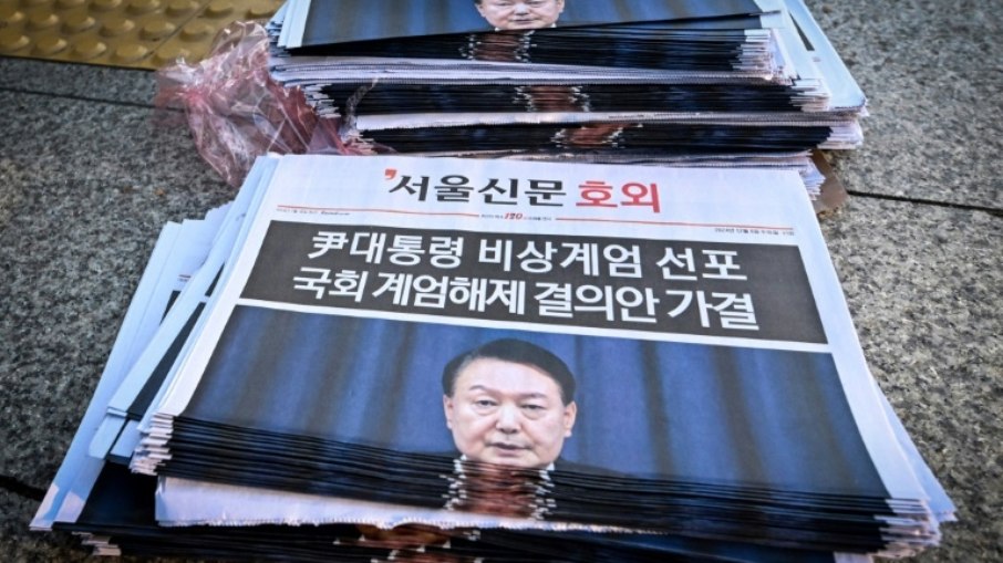 Edição especial de jornal sul-coreano com uma foto do presidente Yoon Suk Yeol, em 4 de dezembro de 2024