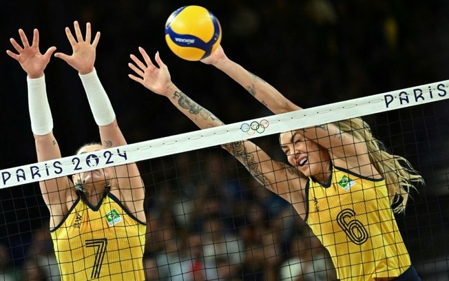 Rosamaria (E) e Thaisa (D) sobem no bloqueio duranta a vitória do Brasil sobre a Polônia na fase de grupos do torneio olímpico de vôlei feminino dos Jogos de Paris Rosamaria (E) e Thaisa (D) sobem no bloqueio duranta a vitória do Brasil sobre a Polônia na fase de grupos do torneio olímpico de vôlei feminino dos Jogos de Paris