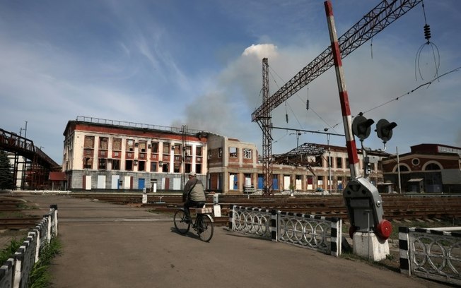 A estação de Lyman, atingida pelo bombardeio russo, no leste da Ucrânia, no dia 13 de abril de 2024