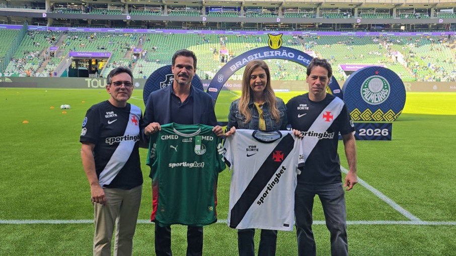 Leila Pereira ao lado de Marcos Lamacchia, com a camisa do Vasco