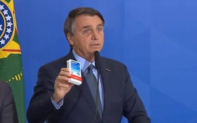 Bolsonaro exibindo caixa de cloroquina, medicamento sem eficácia comprovada contra a Covid-19