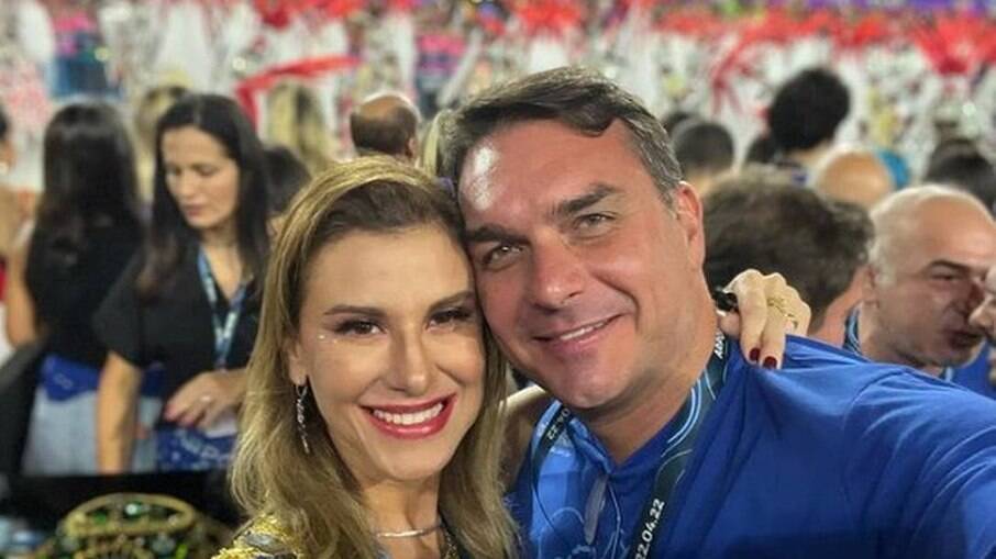 Flávio Bolsonaro e a esposa no camarote do Carnaval na Sapucaí