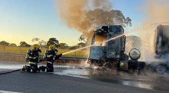 Carreta%20que%20levava%20biodiesel%20pega%20fogo%20e%20fica%20destru%C3%ADda