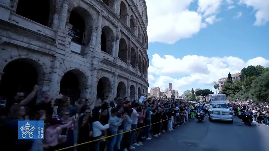 Cortejo com o caixão do papa Francisco passando pelo Coliseu, em Roma Cortejo com o caixão do papa Francisco passando pelo Coliseu, em Roma