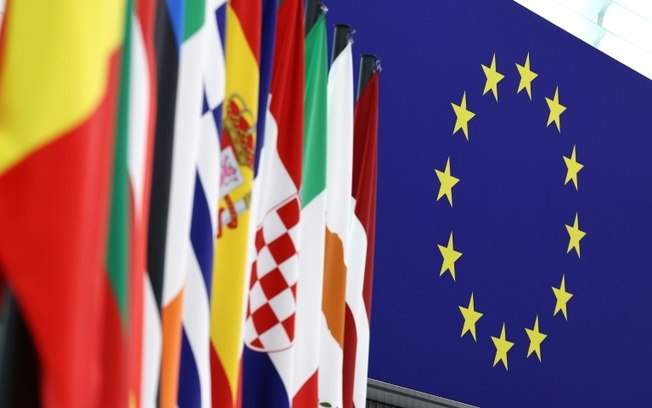 Foto tirada em 12 de março de 2024 mostra bandeiras dos países membros da União Europeia no Parlamento Europeu em Estrasburgo, leste da França