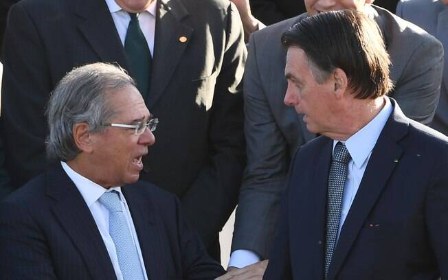 Bolsonaro e Paulo Guedes falam em prolongamento do auxílio, mas querem diminuir valor