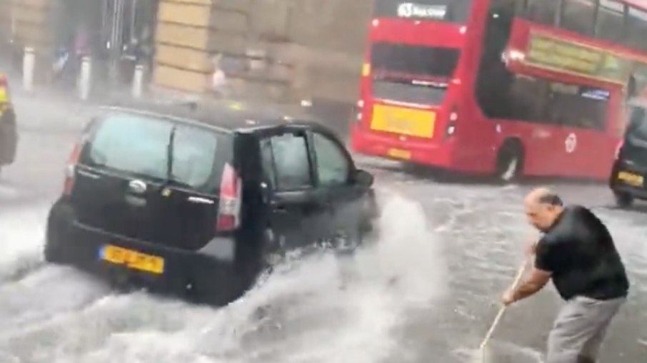 Fortes chuvas atingem Londres, na Inglaterra