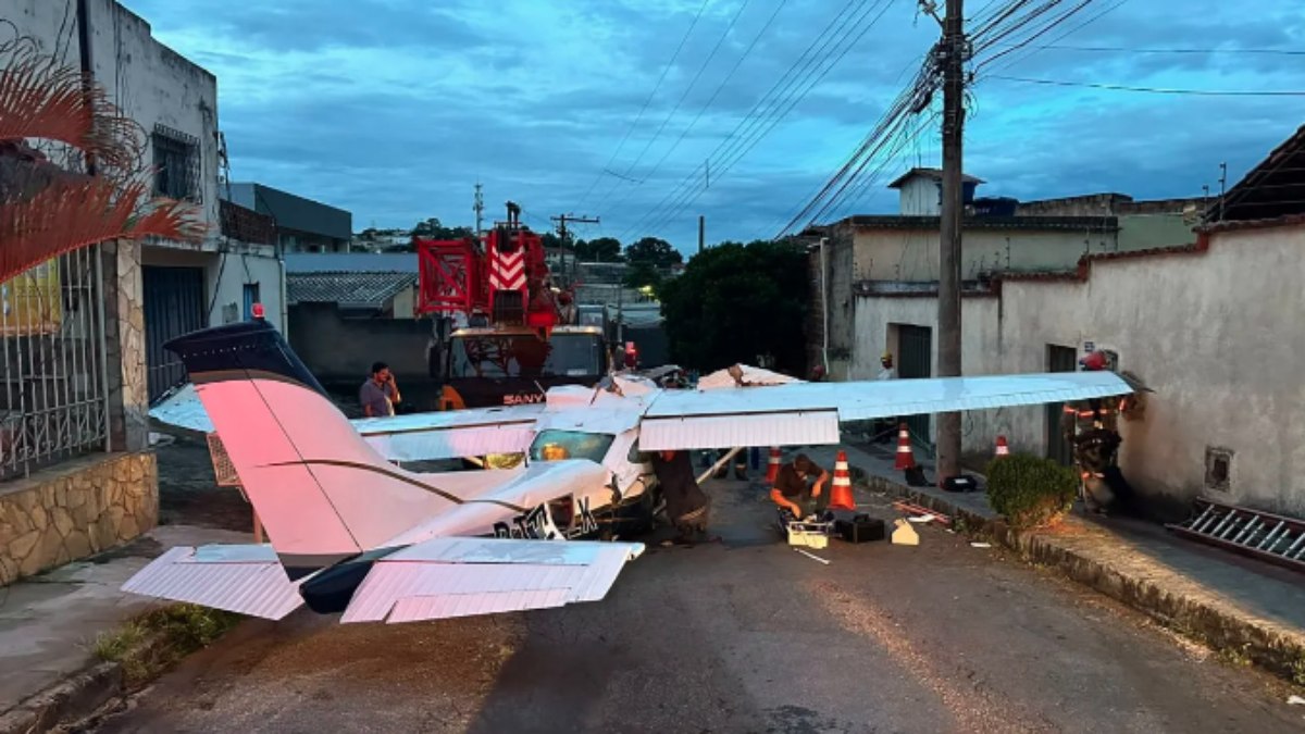 Avião que caiu sobre casas em BH é retirado pelos Bombeiros