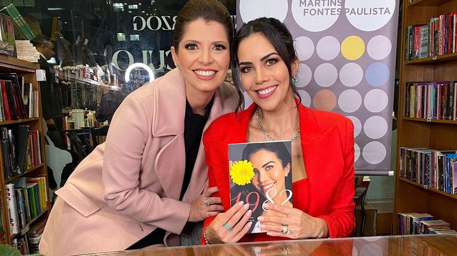 Caroline Dias de Freitas, a publisher das celebridades, com Daniela Albuquerque na noite de autógrafos 