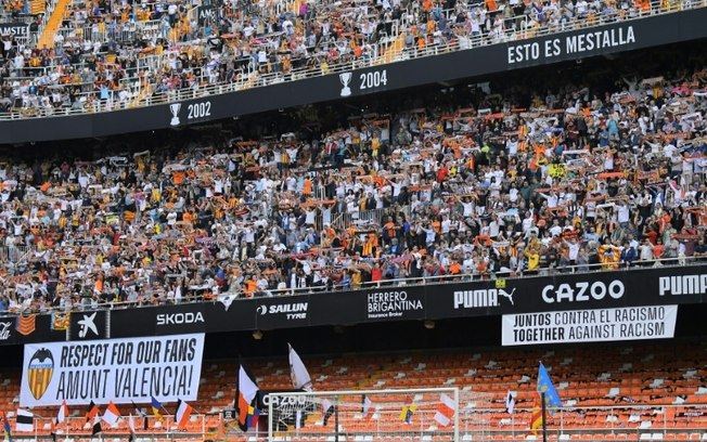 (arquivo) Torcedores do Valencia acompanham partida da liga espanhola de futebol contra o visitante Espanyol em 28 de maio de 2023