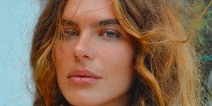 Mariana Goldfarb posa de topless e ganha elogios: "Maravilhosa"