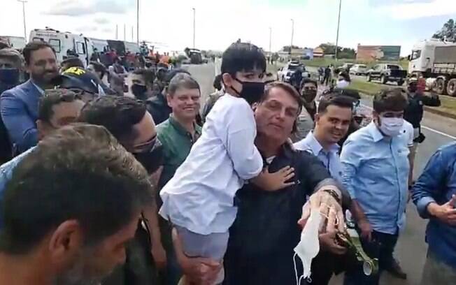 Fora da agenda e sem máscara, Bolsonaro viajou ao interior de Minas, onde causou aglomeração e pegou criança no colo